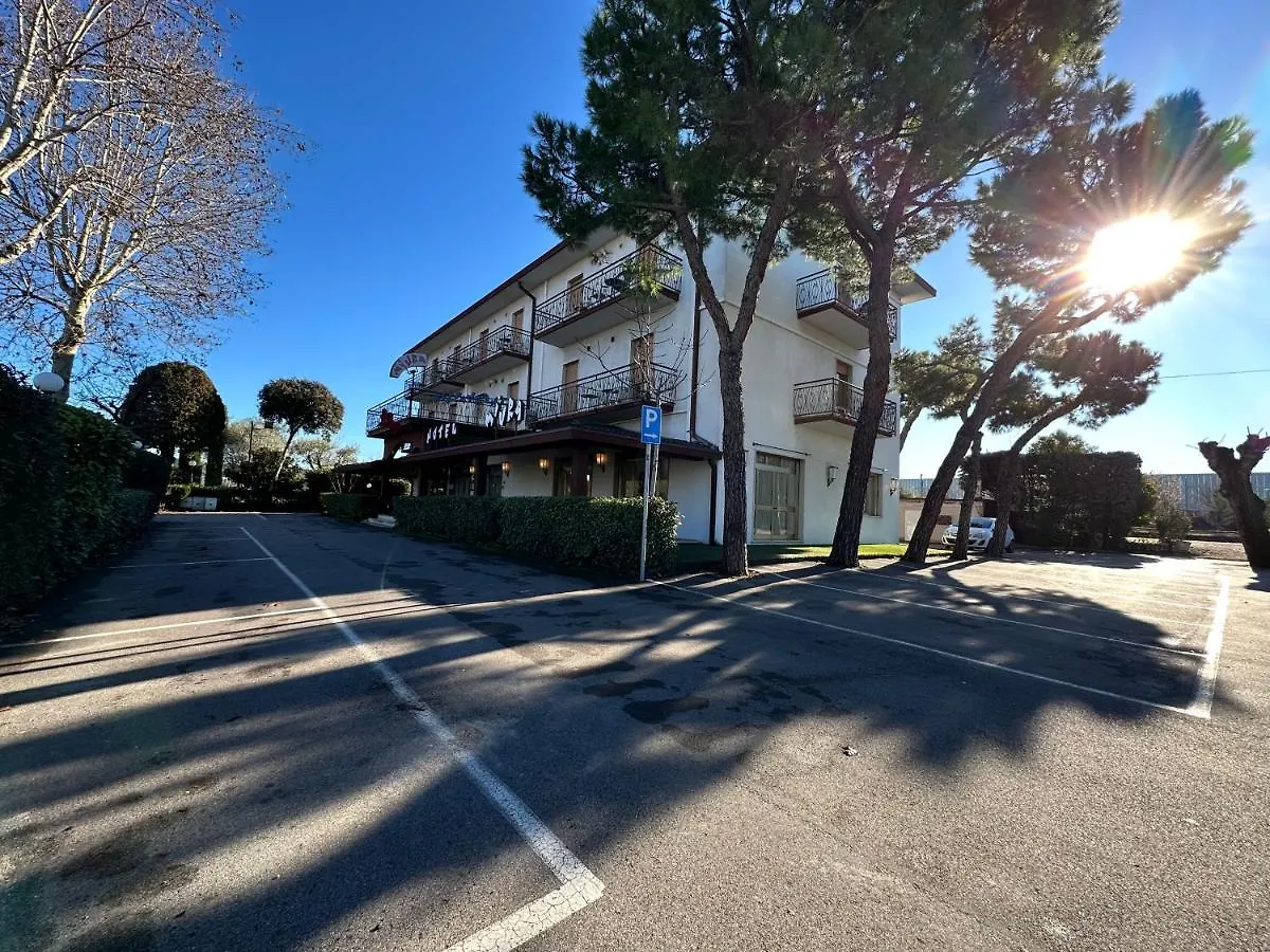 Hotel Miura Cavalcaselle 2*,  Italy