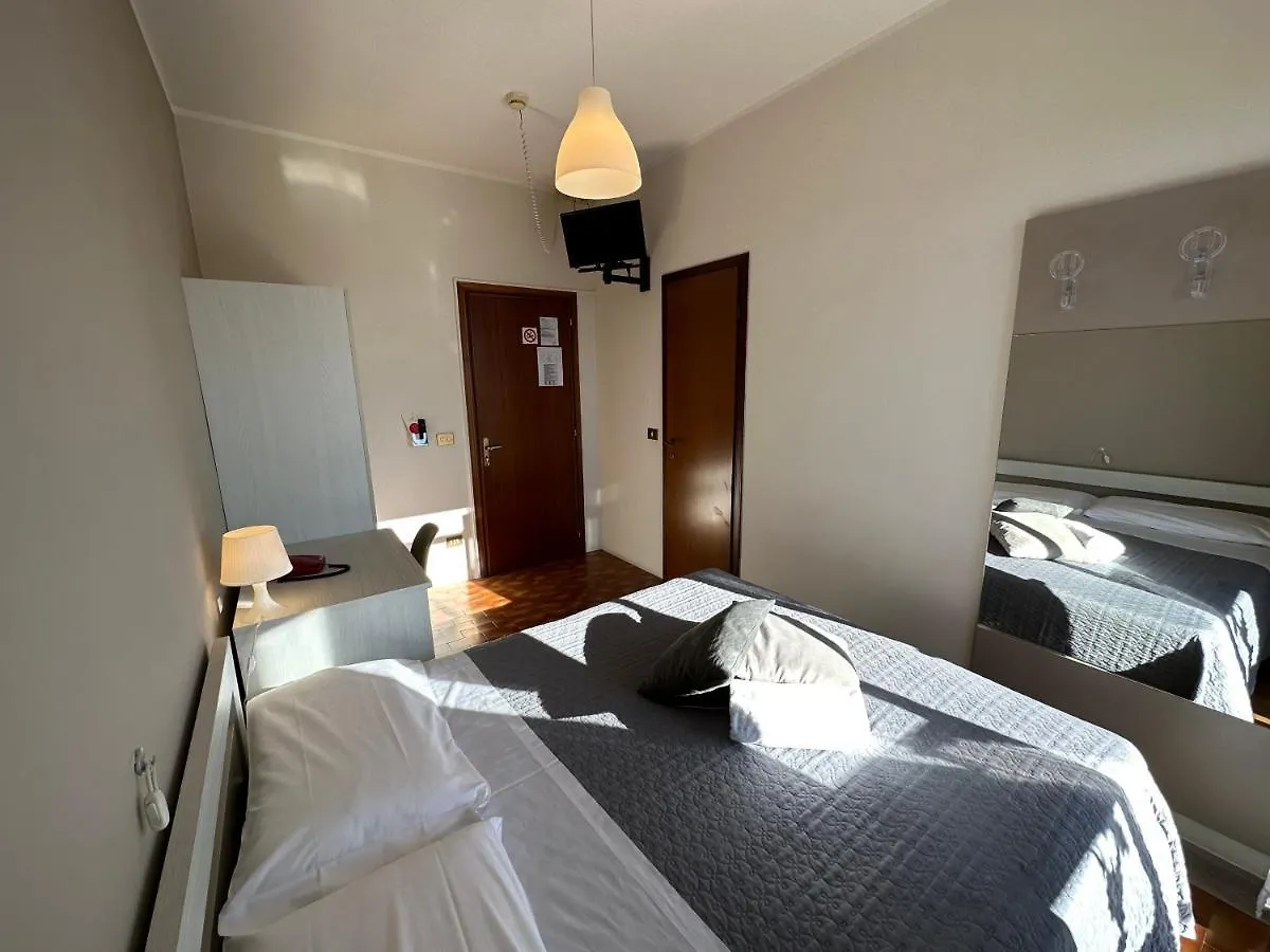 Hotel Miura Cavalcaselle 2*,  Italy